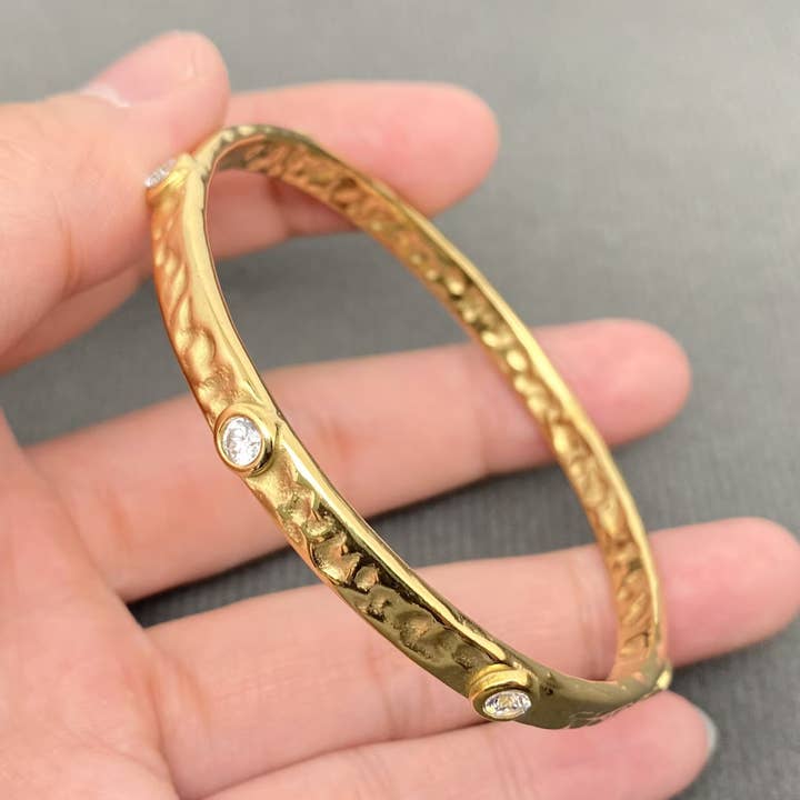 Zirkonindlagt Hammertekstur 18K Guld S.Stål Armbånd - FGS for engroshandel hos Mio Queena
