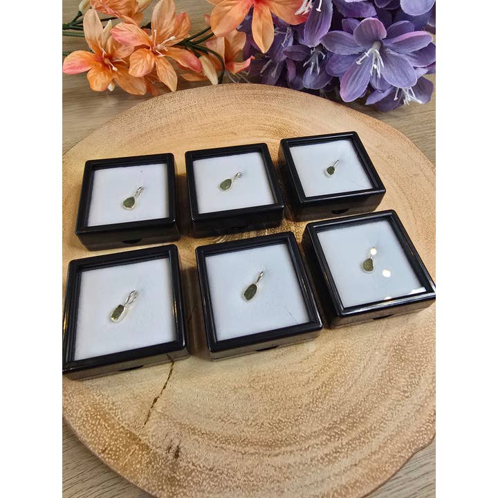 Mini Moldavit Hängsmycken i Sterling Silver Endast - 1 för wholesale av Crystal Cove Minerals