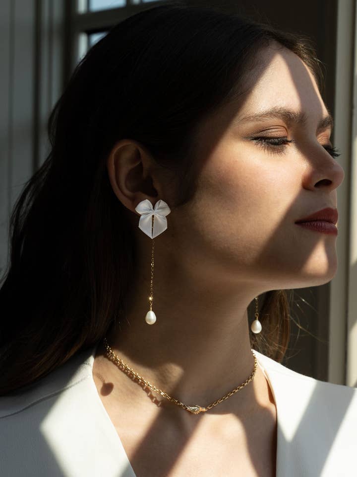 Pendientes colgantes con lazo de satén y perlas
para venta al por mayor de MLE