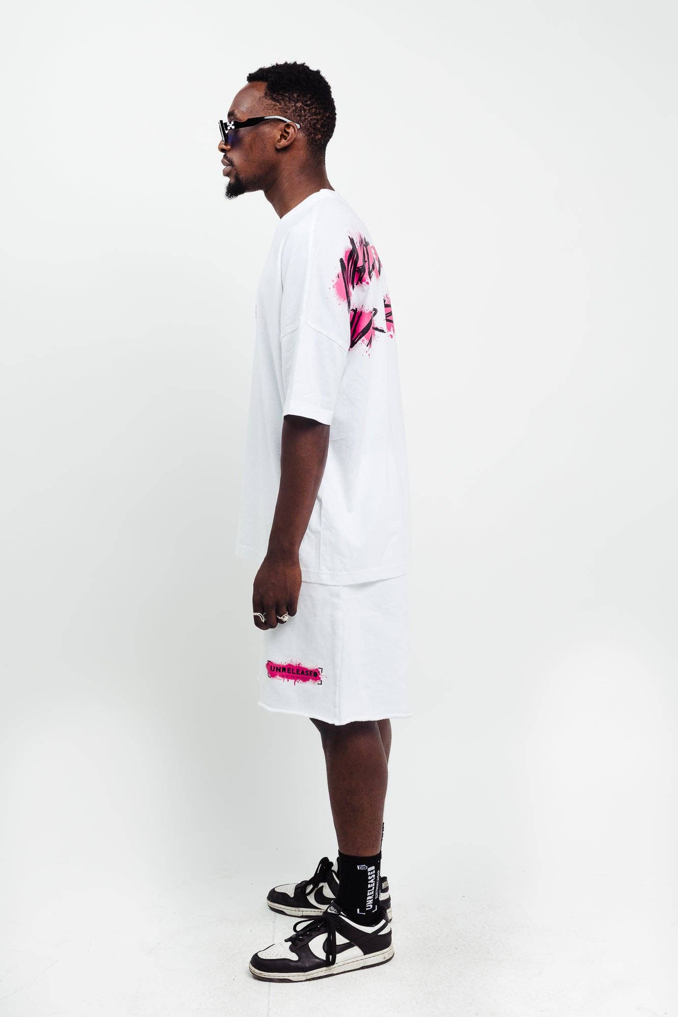 UNRELEASED – Engroshandel Shorts – Mænd – Unisex shorts UNRELEASED S23 "002" i hvid2