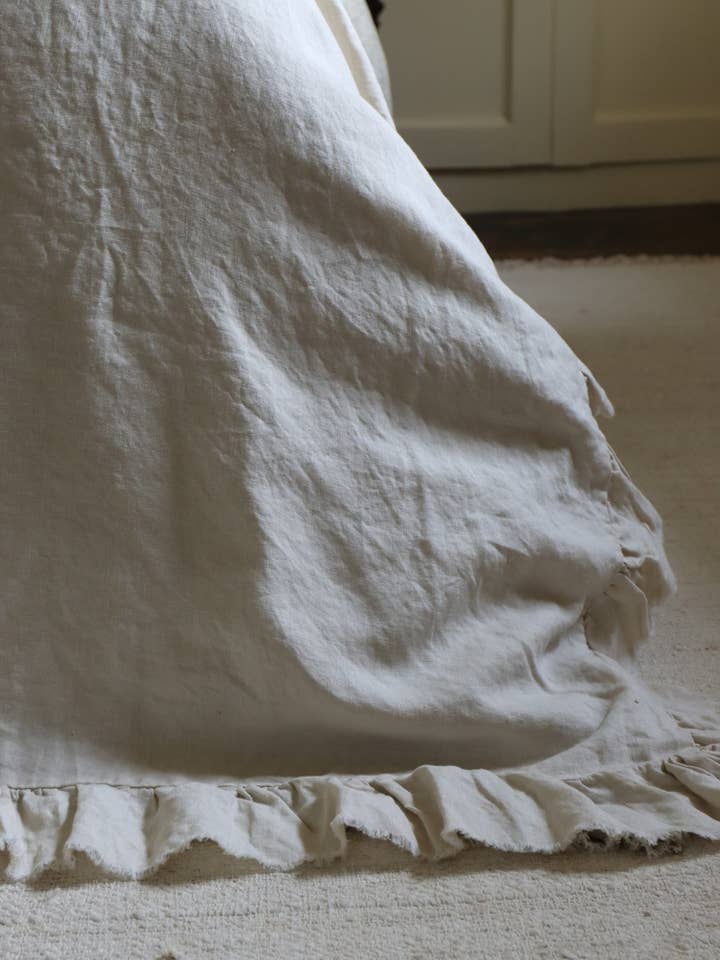 Couvre-lit en lin à volants crème pour la vente par Ellenvale Trade