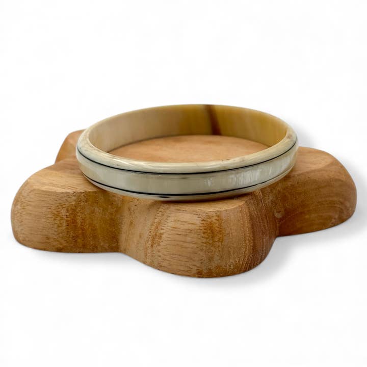 Natural buffalo horn bangle & black lines 1cm C75 for wholesale by MAISON KIZO