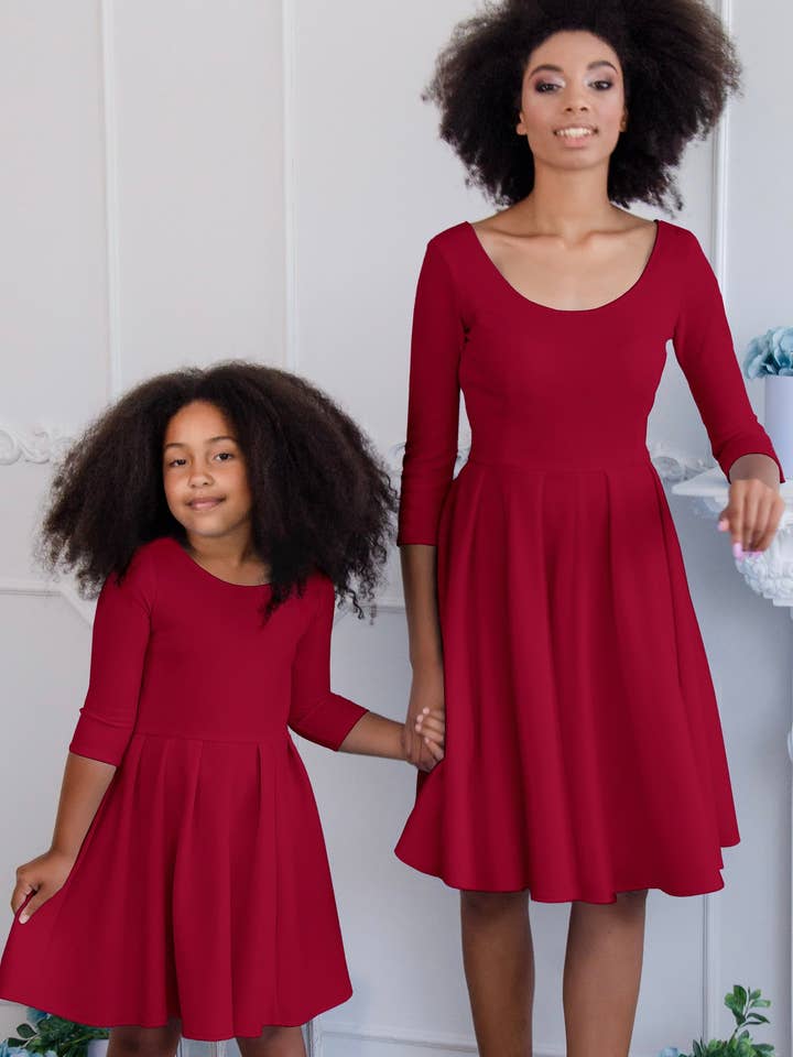 Helles rotes Skater-Kleid für das fließende Oster-Cocktail-Party-Mama-und-ich-Kleid. für den Großhandel von Pineapple Clothing