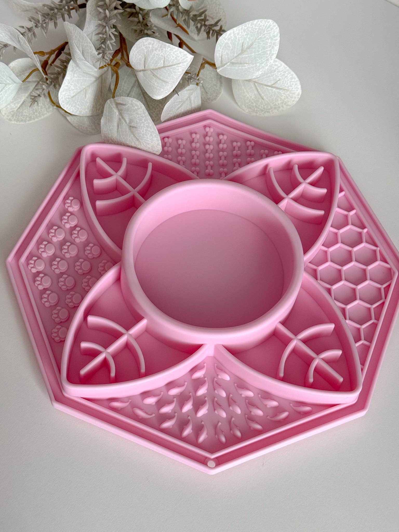 Doggotique – wholesale Pet bowl – Cat/dog – Lick mat Lotus, feeding station, lick mat, slow bowl0