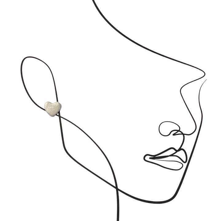 Clous d'oreilles en forme de cœur pour la vente par Daydreams and Joy