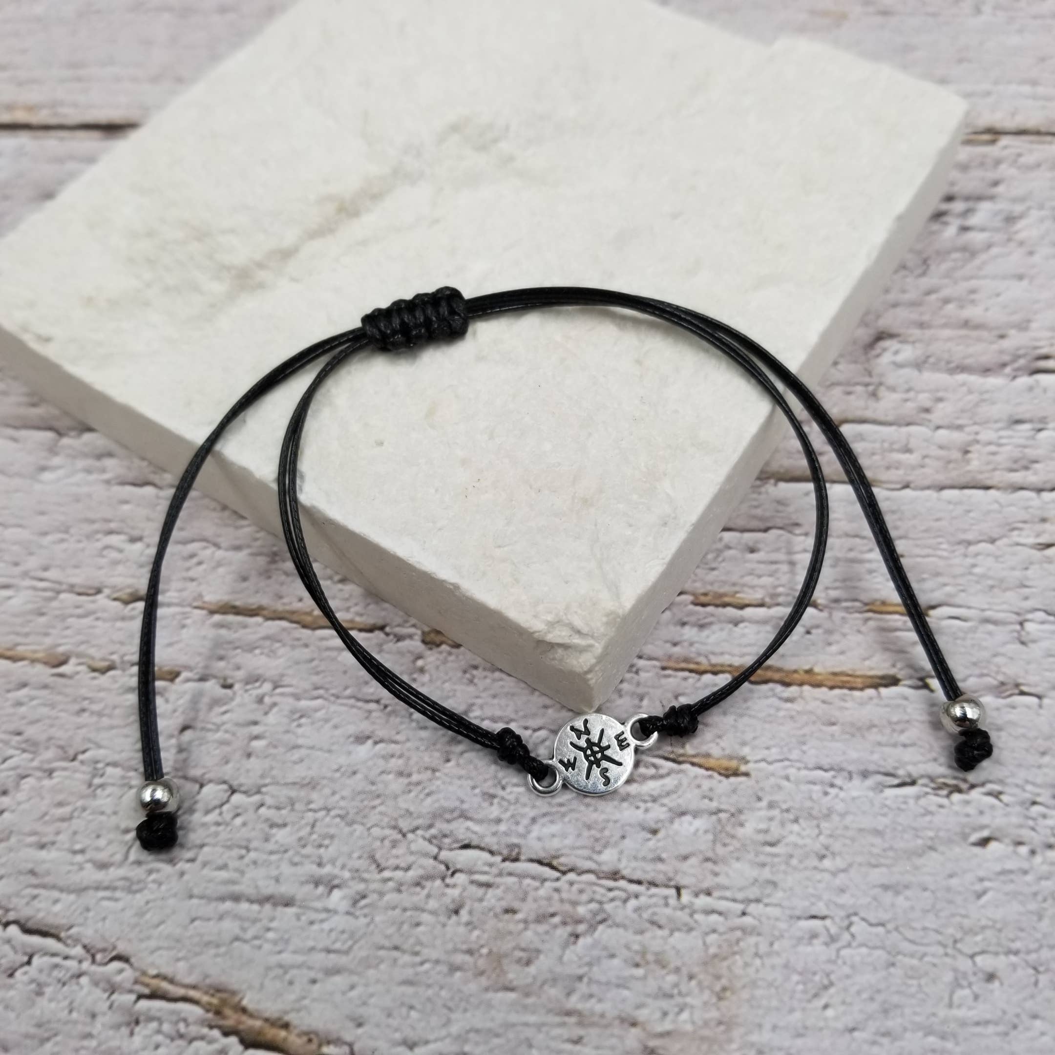 Treasure Wholesale – Engroshandel Armbånd med vedhæng – The Adventure Begins Uddannelsen Kompasarmbånd1