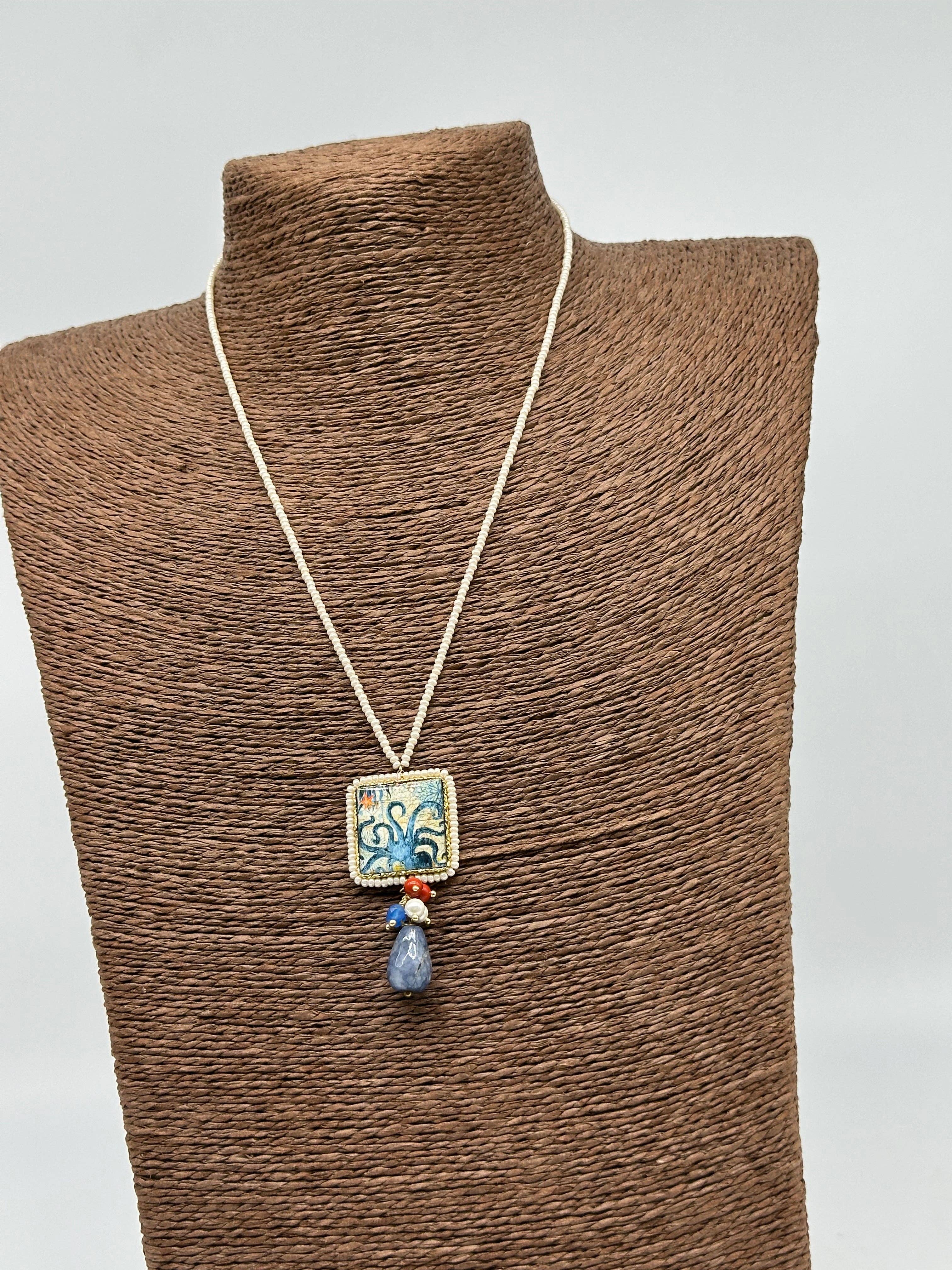 DD Ceramiche Siciliane – wholesale Pendant/charm necklace – Caltagirone Ceramic Tile Necklace, Polipo, white beaded chain3