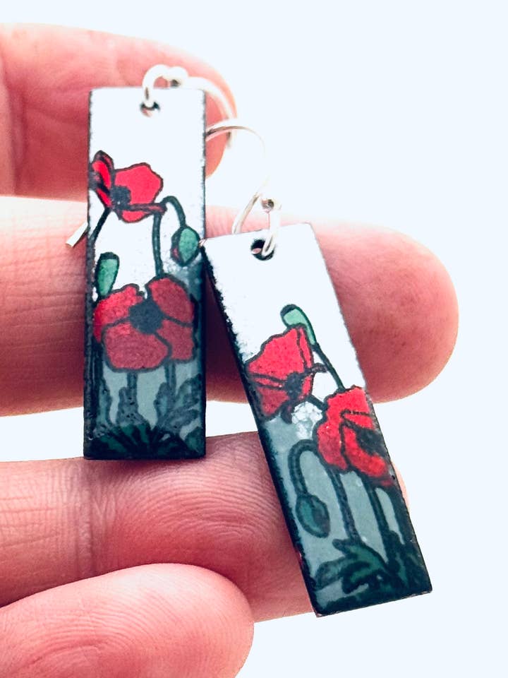 Orecchini Rettangolari Piccoli Papavero, Smalto Grigio e Bianco per la vendita all'ingrosso da parte di Magpie Mouse Studios