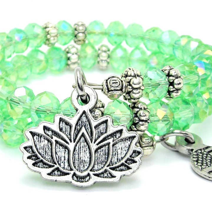 Bracelet en cristal de yoga fleur de lotus pour la vente par Chubby Chico Charms