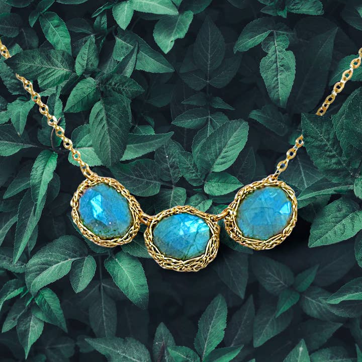 Collier Bella en triple labradorite en or pour la vente par Arivka Jewelry