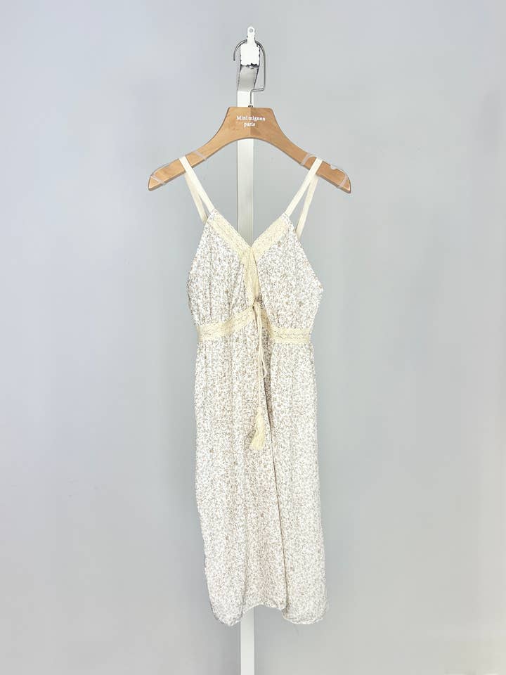 MINI MIGNON PARIS – Großhandel Kleid – Kinder – Boho-Mädchenkleid mit Blumenmuster, Spitze und verstellbaren Trägern5