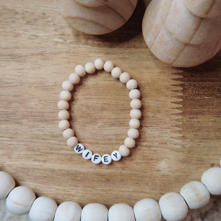 Bracelet personnalisé Wifey pour la vente par Cactus and Grace