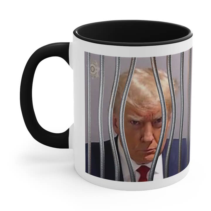 Trump Mugshot - Tazza da caffè Accent... Shot «From the White House to the Big House» Tazza da caffè Accent a tre colori, 11 once per la vendita all'ingrosso da parte di Outlaw Design Crafts and Gifts