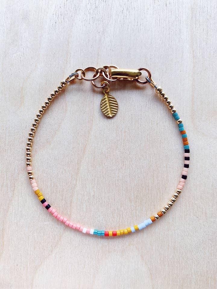 Gylden Slange Armbånd - Poppy - Glas + Guld Fyld Perler for engroshandel hos On the Lookout Jewelry