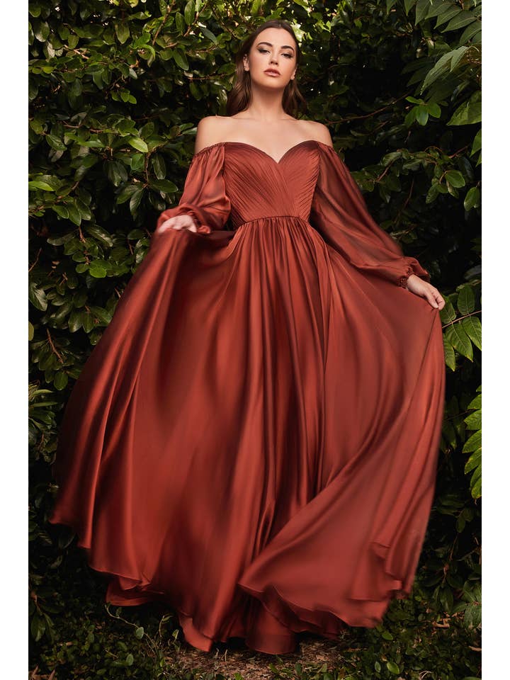 Ladivine by Cinderella Divine - Wholesale Formele jurk - Dames - Langere chiffonjurk met iriserende A-lijn en lange mouwen8