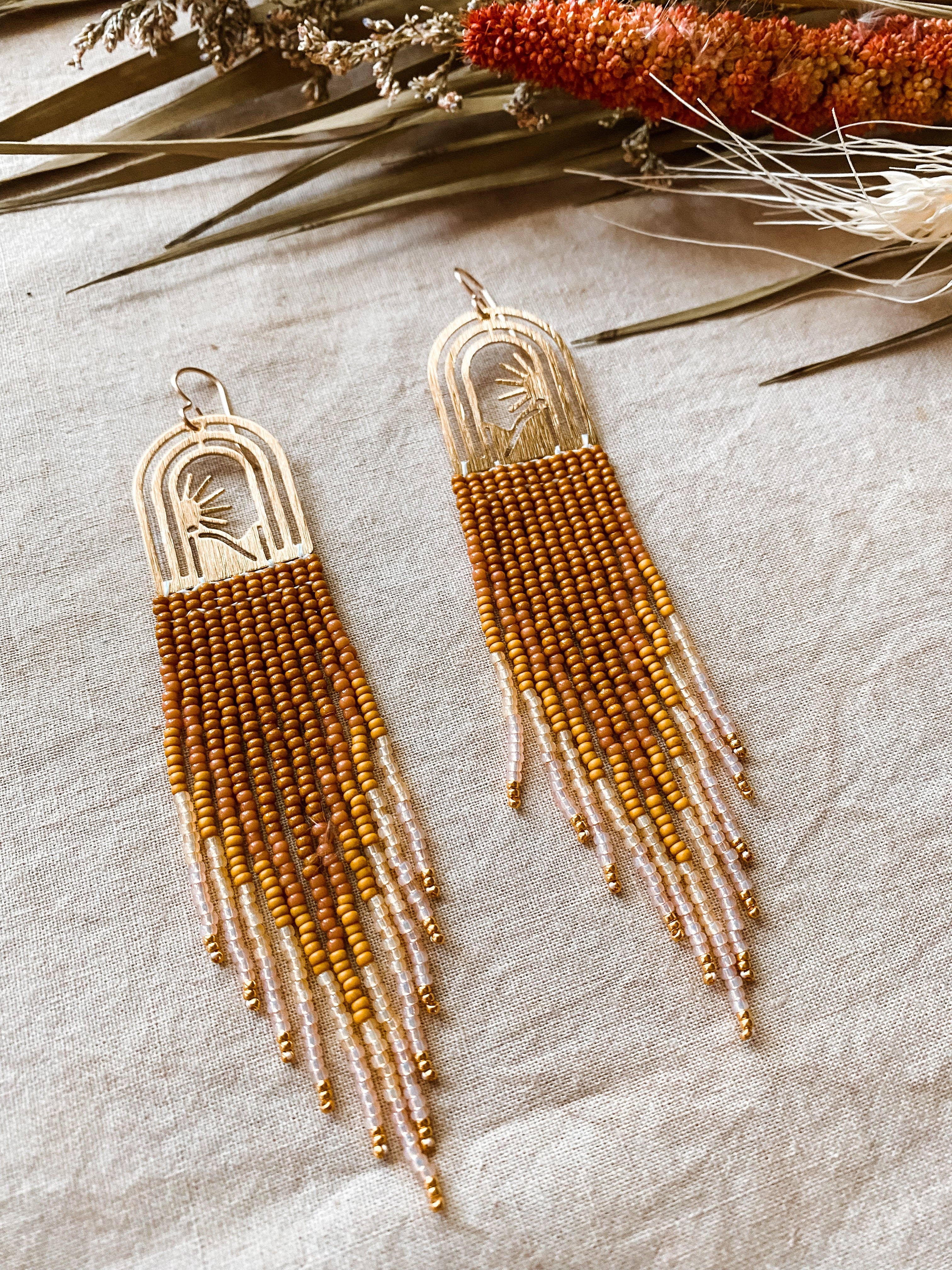 Stone & Sky - Wholesale Hangende/ronde oorbellen - Golden Days - in mosterd2