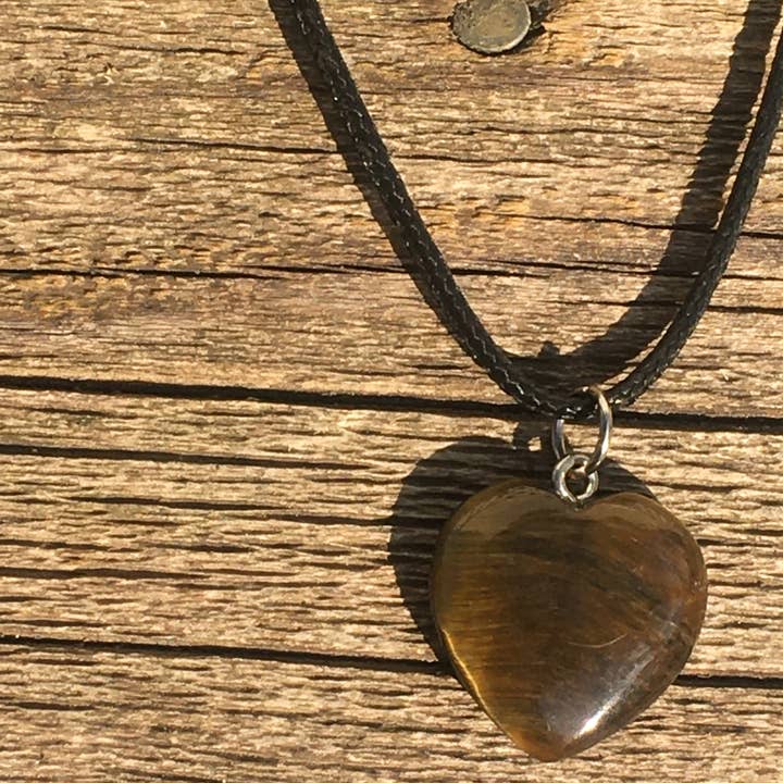 Collier cœur œil de tigre pour la vente par Crystals of the Mines LLC