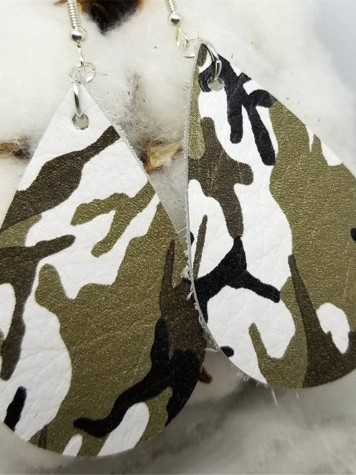 Blød ægte læder grøn og hvid Camouflage Teardrop øreringe for engroshandel hos Simply Raevyn