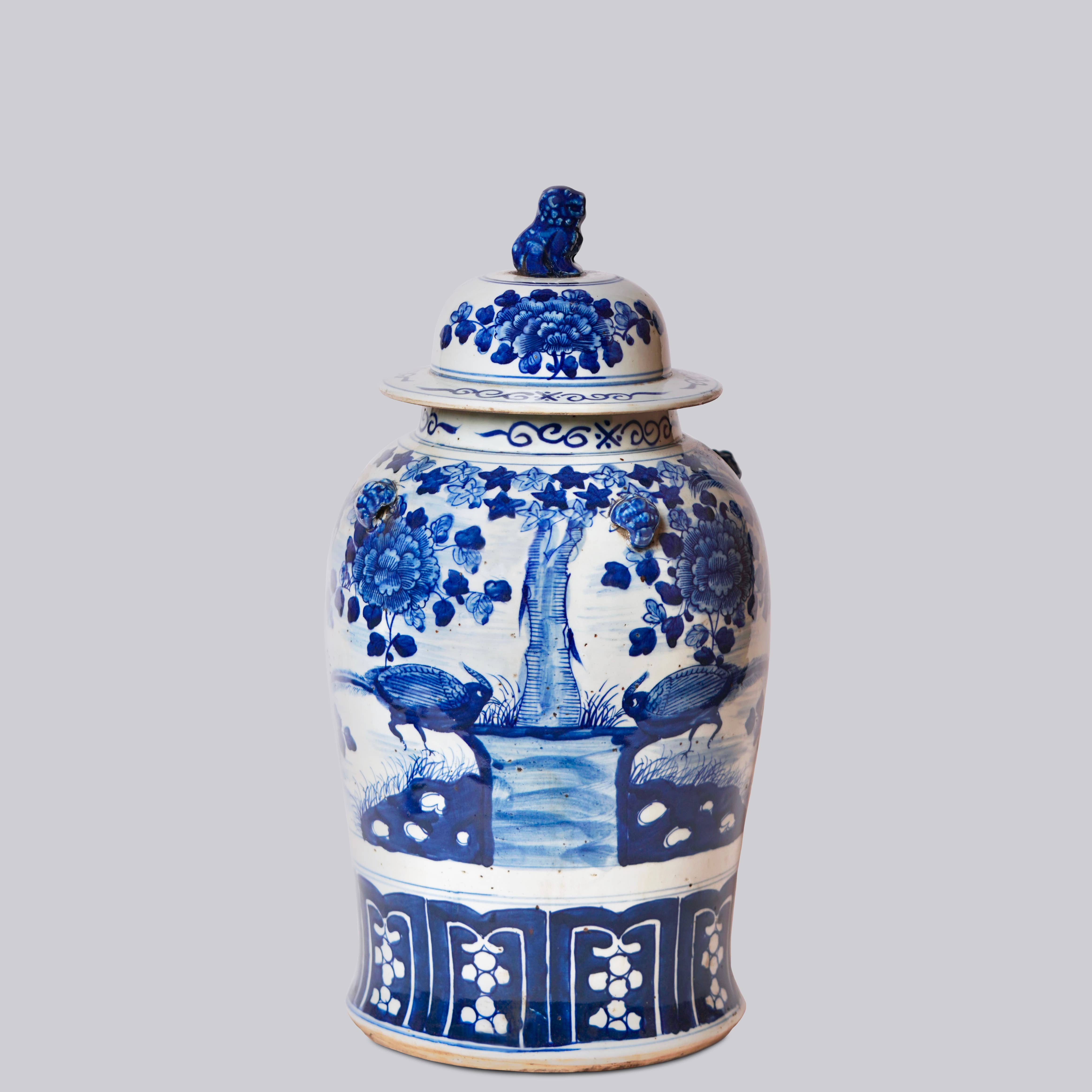 Cobalt Guild - Vente Bocal décoratif - Pot de temple en porcelaine bleu et blanc avec oiseaux et fleurs1