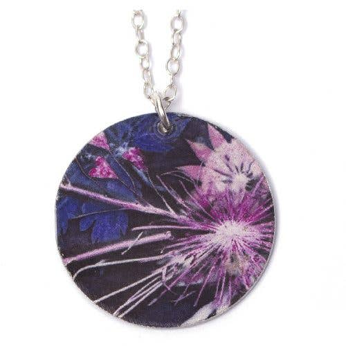 Botanisch inspirierte Halskette mit blauem Kranzanhänger für den Großhandel von Gillian Arnold Jewellery