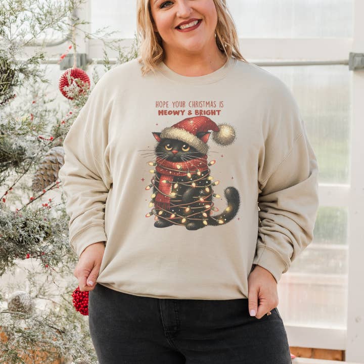 Camiseta y sudadera navideña con forma de gato Meowy and Bright, color arena para venta al por mayor de 417 Designs LLC
