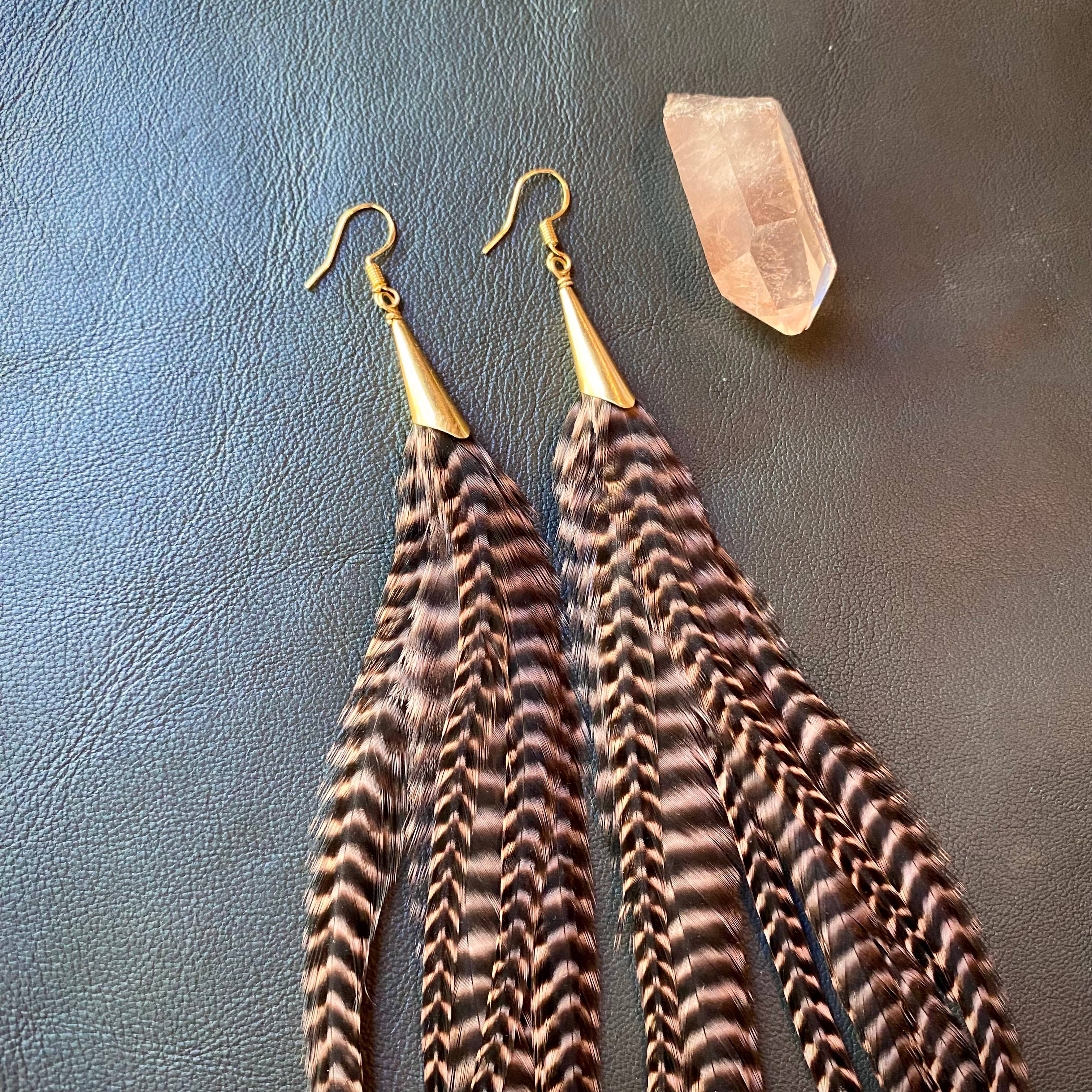 ASTALI – Großhandel Quasten-Ohrring – Lange Ohrringe mit Federn und Kegel — Coral Grizzly/Gold, Western5