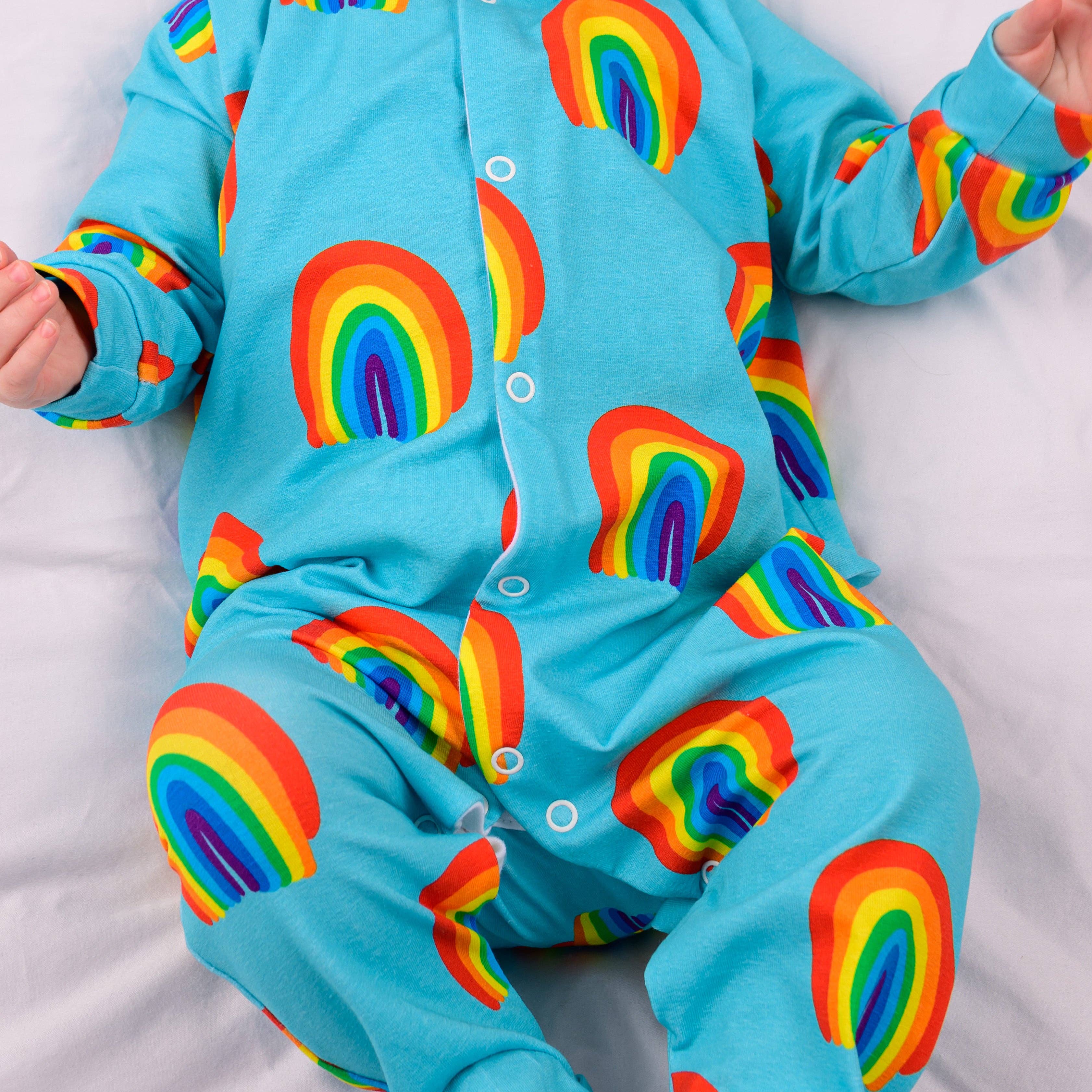 Fred & Noah – wholesale Nattdräkt – Baby – Aqua Rainbow sovdräkt i bomull1