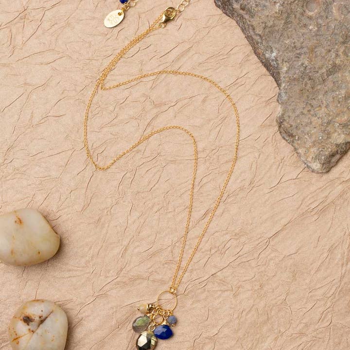 Anne Vaughan Designs Jewelry - Venta al por mayor Collares con colgantes/abalorios - Collar Blue Moon en racimo de lapislázuli, labradorita, sodalita y nácar de 16.5 a 18.5 pulgadas