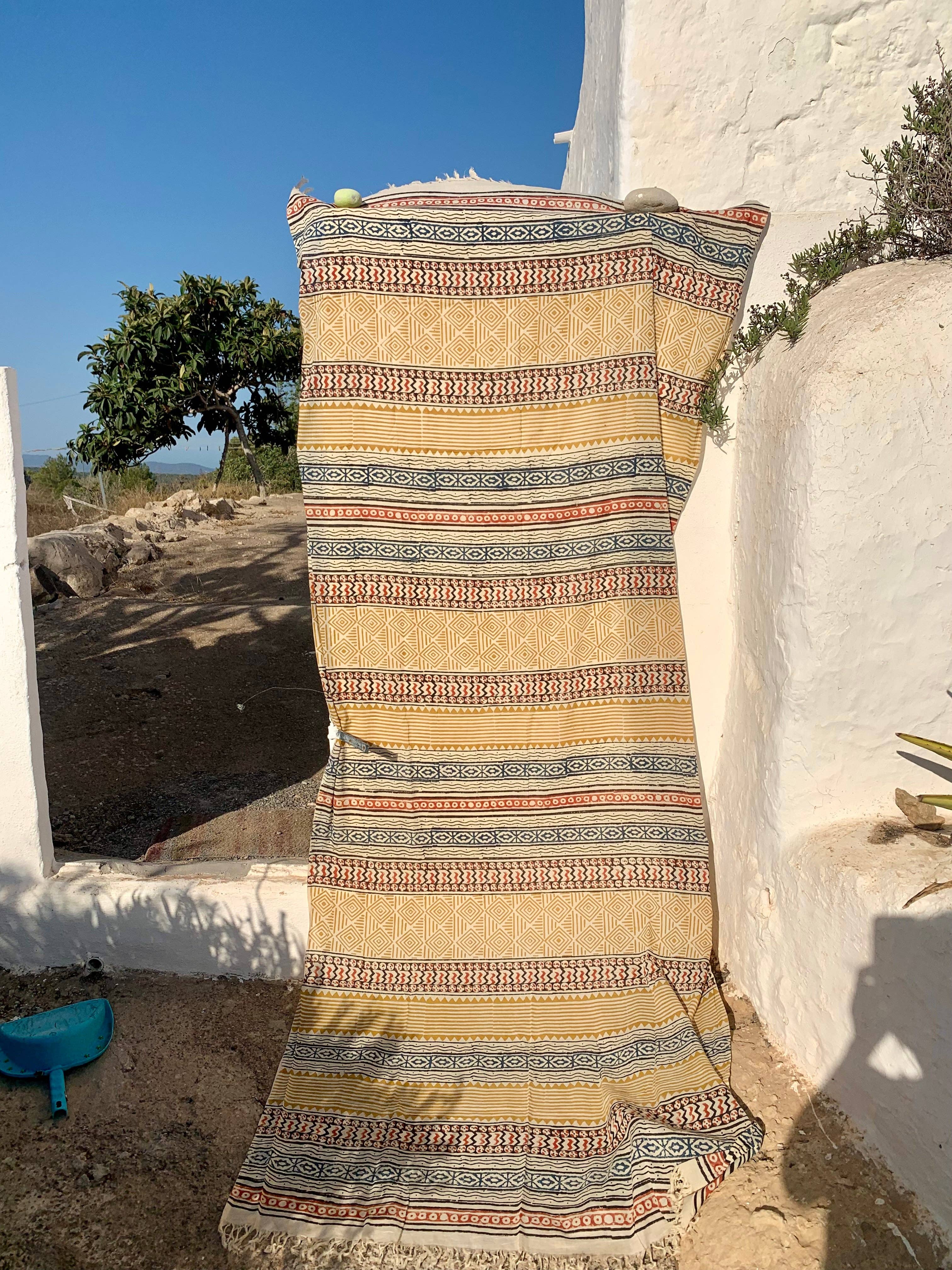 Aurobelle Ibiza - Vente Écharpe – femme - Grand sarong Bagru, dupatta - paréo rayé rouge / châle en coton imprimé au tampon - fleur rouge, nouvelle collection4