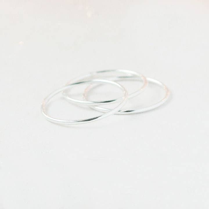 Anéis de empilhamento de prata. Conjunto de três bandas lisas. Anéis minimalistas e empilháveis. Junta, Anéis Midi. Anéis Boho. Conjunto de anéis de empilhamento delicados. por atacado de Meadowbelle
