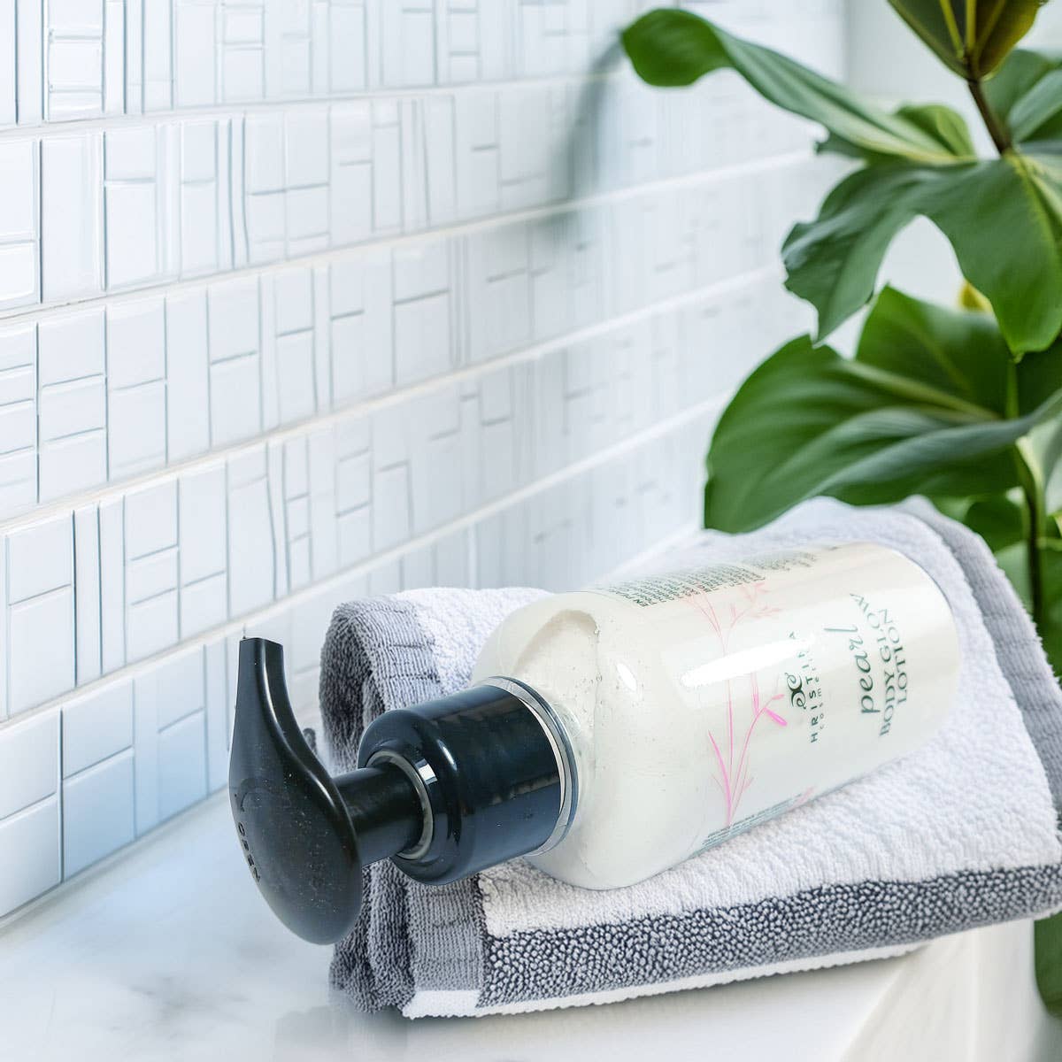 Jonada LTD - Vendita all'ingrosso Crema/lozione corpo - Lozione illuminante per il corpo con polvere di perla, 250 ml6