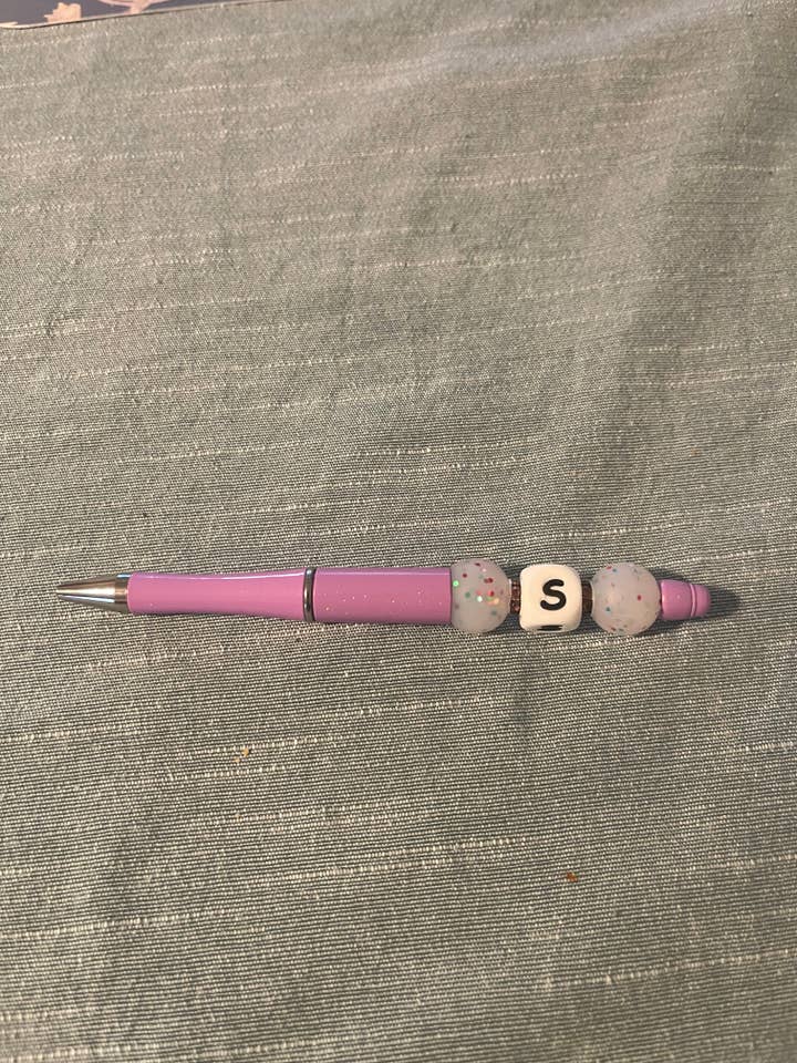 Stylo avec initiales perlées pour la vente par JB Cole’s Closet