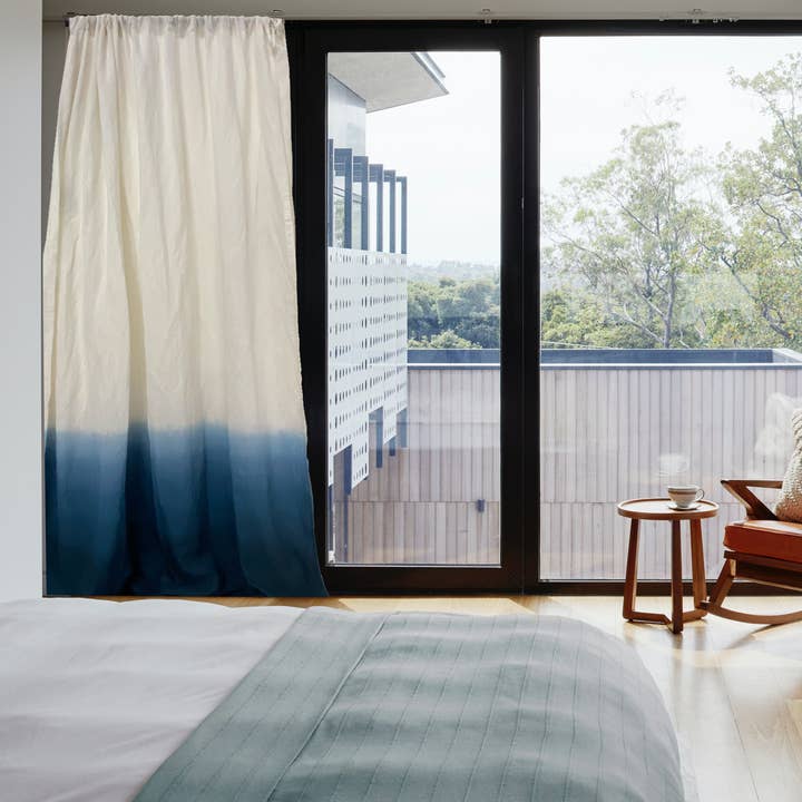 Rideau en lin ombré bleu pour la vente par Amore Beauté