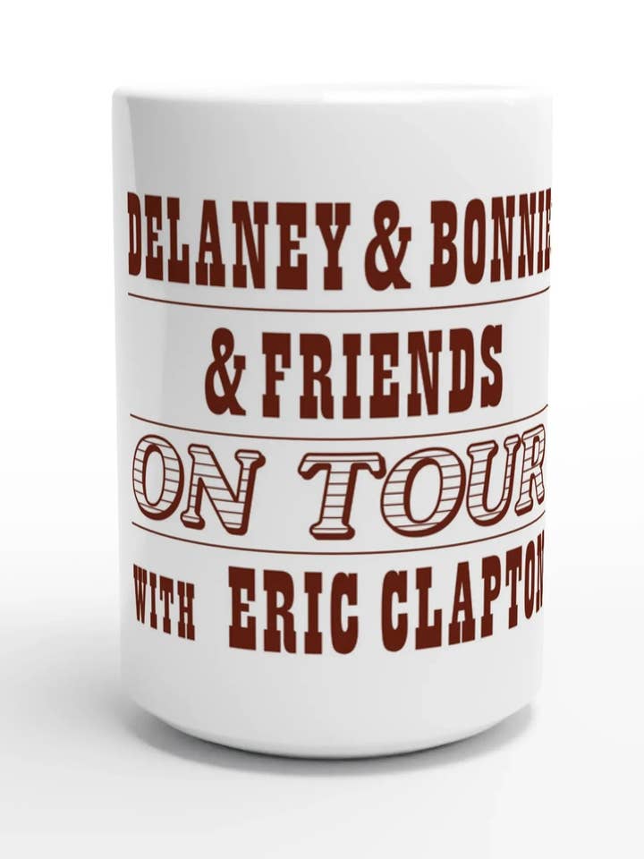 "Delaney & Bonnie med Eric Clapton" Vit 15oz Keramisk Mugg för wholesale av Amp'd Apparel Company