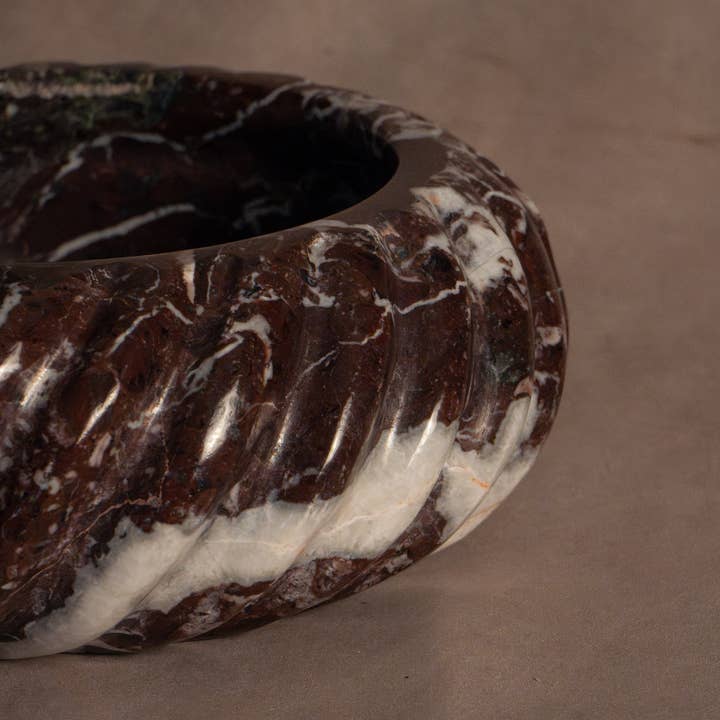 Cuenco de Cebra Roja con Remolino de Firma - Mármol para venta al por mayor de Marigold Market