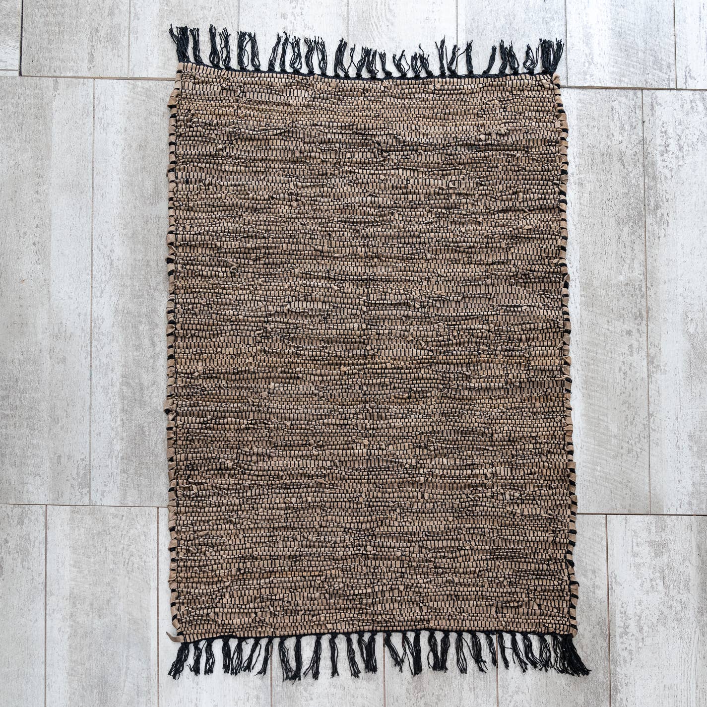 India Handicrafts Inc - Vente Tapis - Tapis en cuir tressé neutre avec franges Asst.31