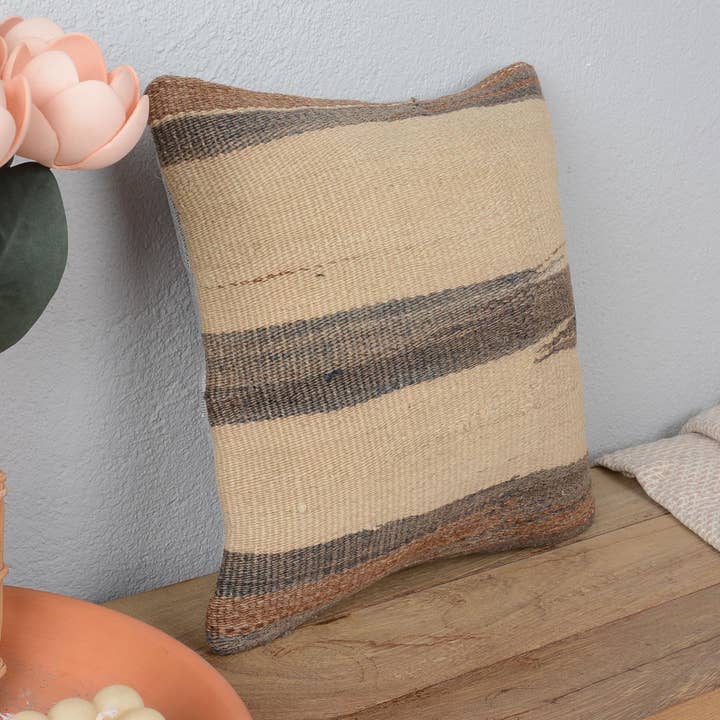 Coussin en Kilim Turc 12x12 pour Canapé Beige Rustique Rayé pour la vente par Kilim Pillow Decors
