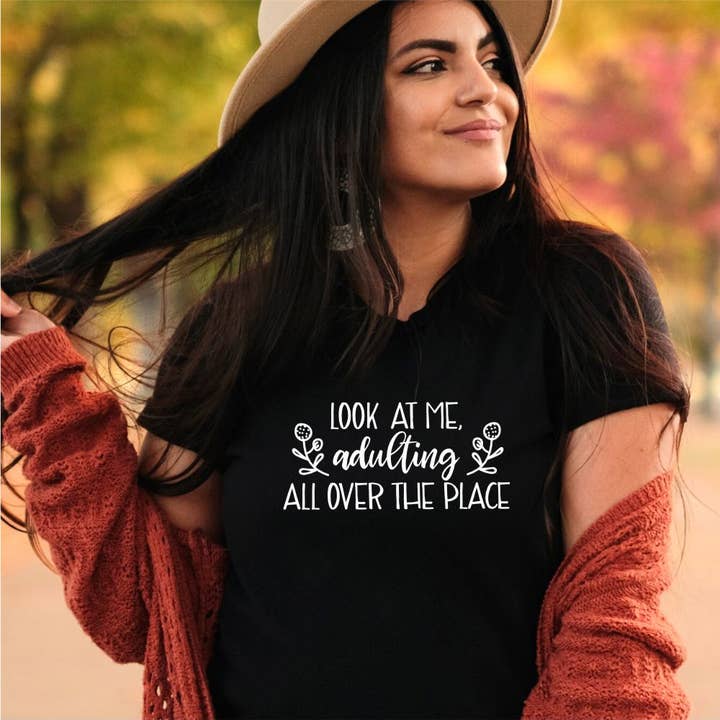 Suzy Swede – wholesale T-shirts med screentryck – Dam – Look at Me Adult Over-T-shirt | Snarky Funny