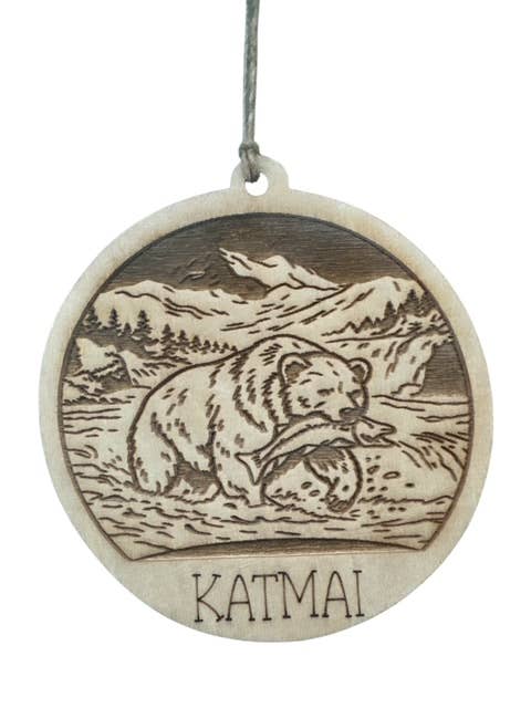 Ornement gravé au laser d'un ours brun attrapant du saumon pour la vente par Alaska Life Designs LLC