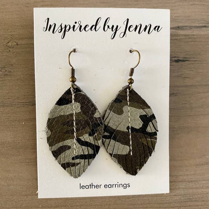 Inspired by Jenna - Venta al por mayor Pendientes colgantes - Pendientes de plumas de piel de camuflaje verde militar (4 tamaños)