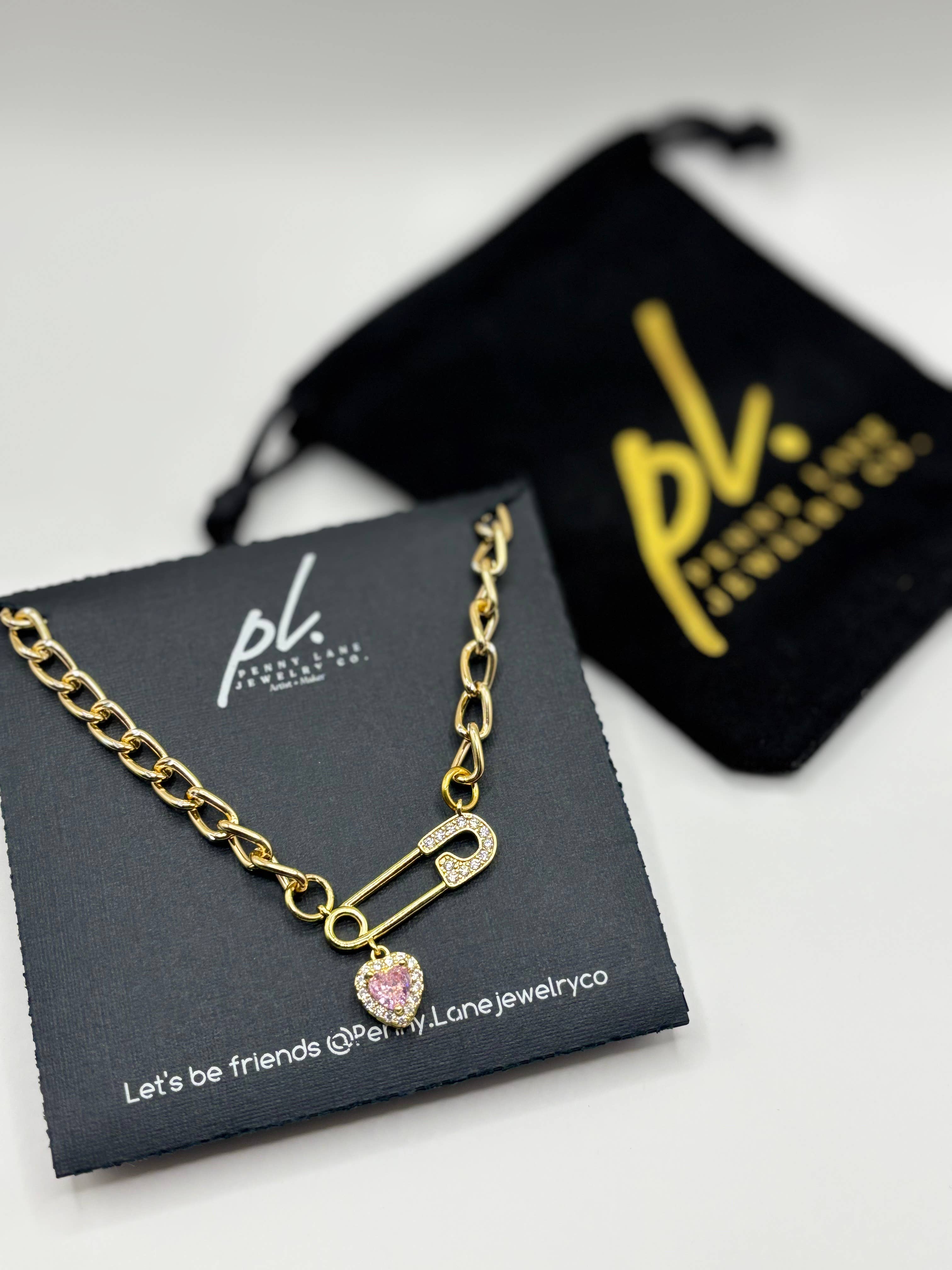 Penny Lane Jewelry Co - Vente Colliers à pendentif - Collier avec pendentif épingle de sûreté en or rempli Piper cœur rose