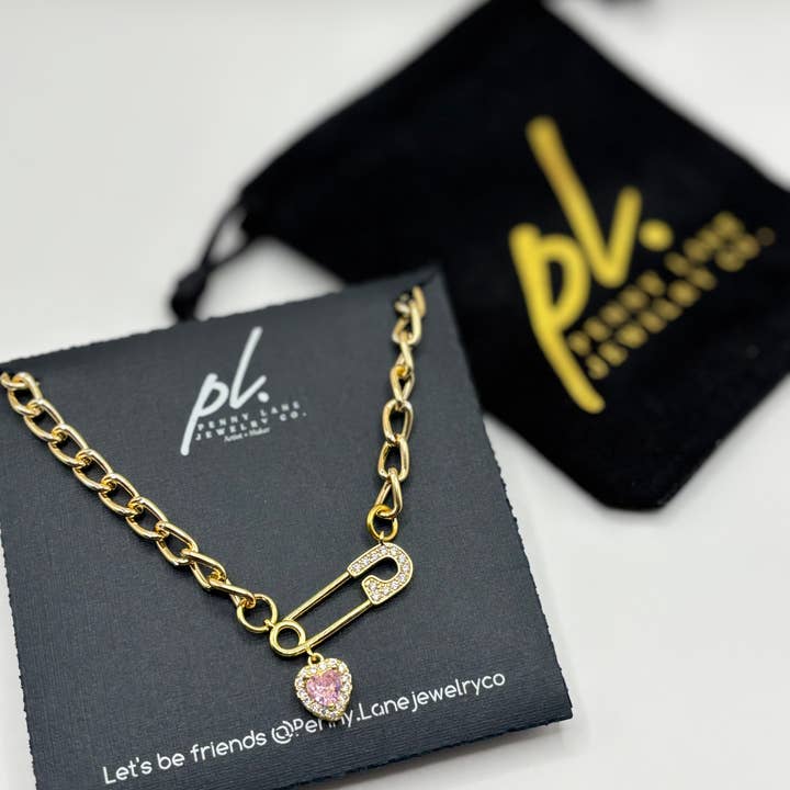 Penny Lane Jewelry Co - Vente Colliers à pendentif - Collier avec pendentif épingle de sûreté en or rempli Piper cœur rose0