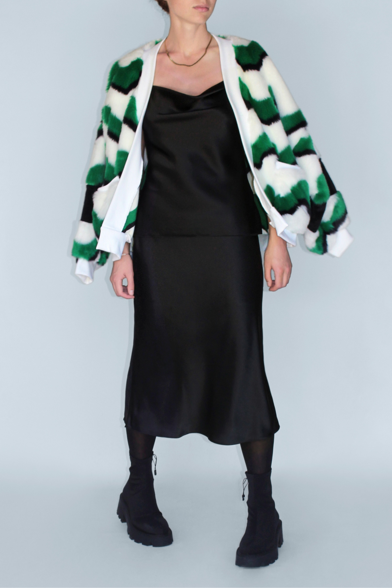 Jacoba Jane - Vendita all'ingrosso Camicetta - Donna - Blusa con collo ad anello in raso di seta Lucie | Nero3