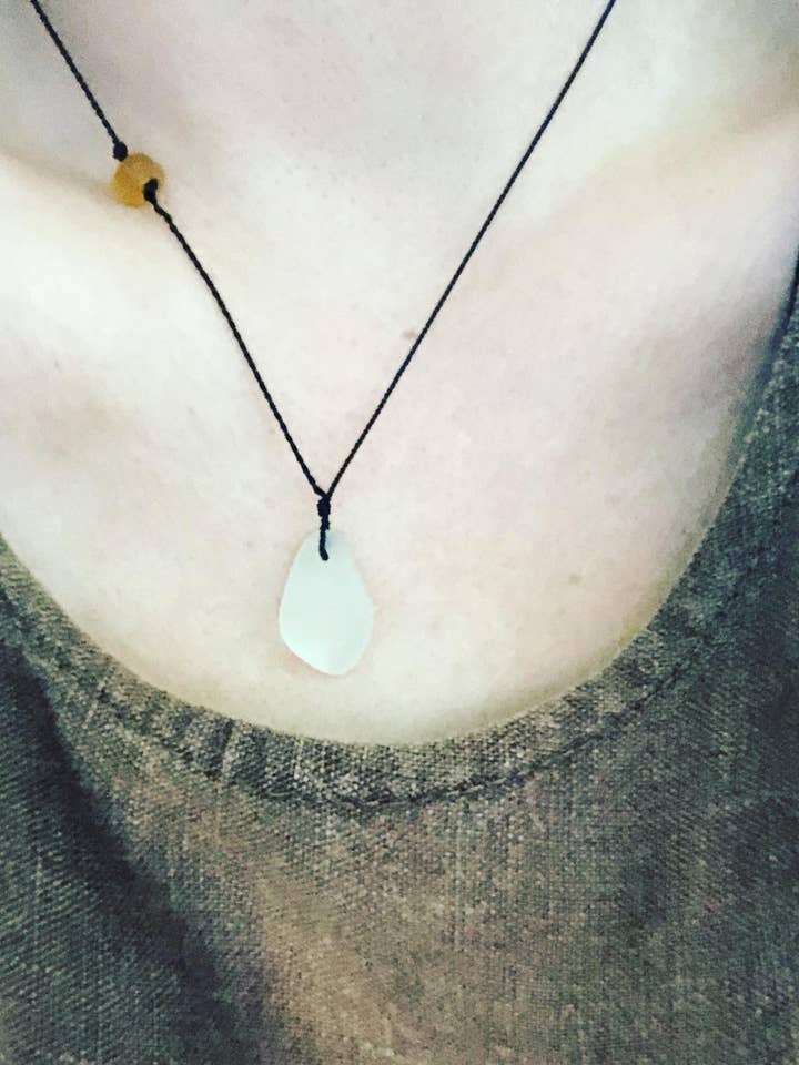 Seaglass och Silk Halsband för wholesale av La Soucique Studio Metalsmithing