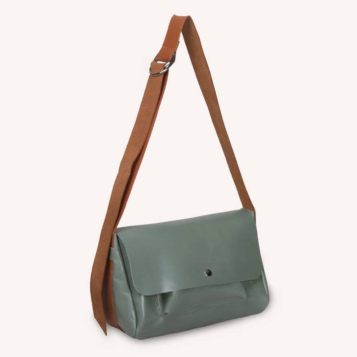 Skuldertaske med klap og lommer i genanvendt læder. for engroshandel hos Bandit Manchot