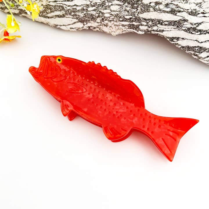 Lekfull djÀrv röd fisk hÄrklÀmma i acetat för wholesale av mildstyles