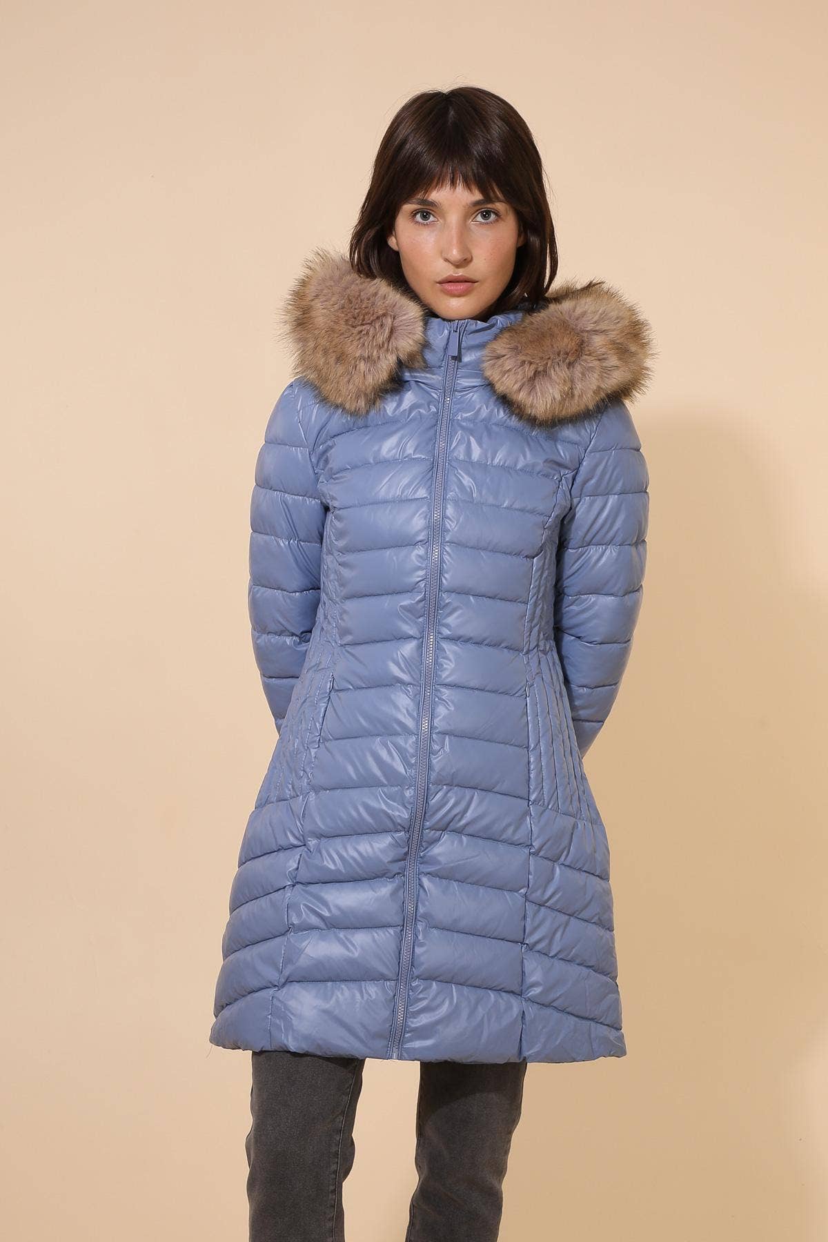 Attrait Paris – Großhandel Pufferjacke – Damen – Metallic lange Steppjacke mit Fell am Kapuzenrand20