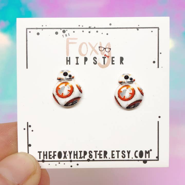 Orecchini a bottone BB8 per la vendita all'ingrosso da parte di The Foxy Hipster