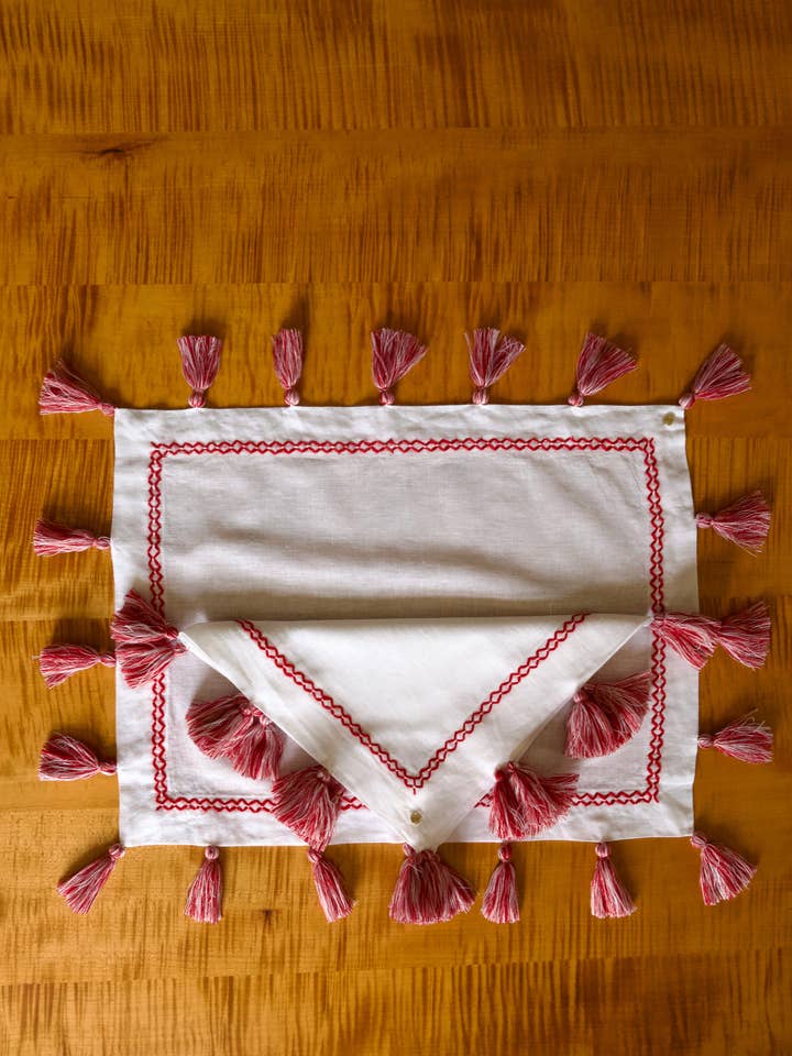 Ensemble de sets de table en lin à pompons brodés Frangía (ensemble de 4) pour la vente par Deux Pigeons