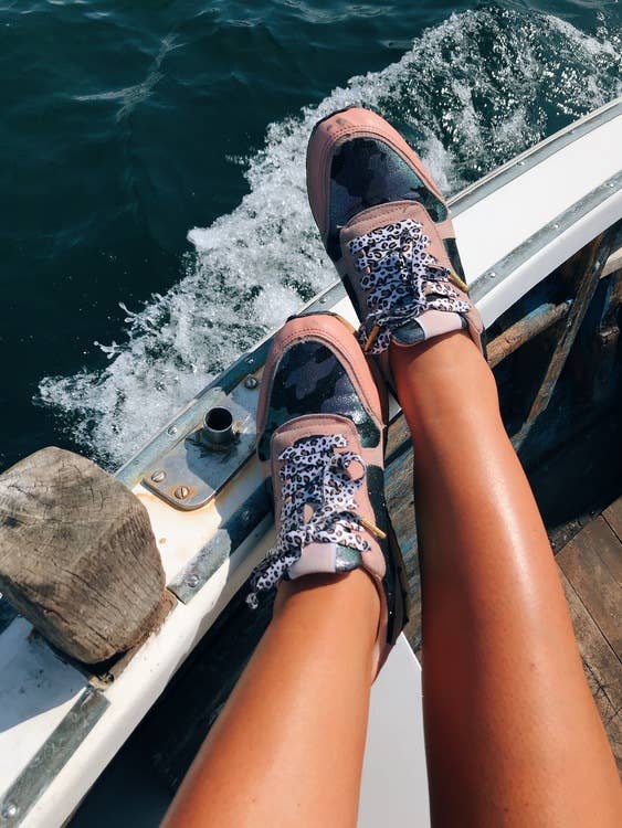 The Shoelace Brand – wholesale Skosnören - Unisex – Classic Leopard – Tidlösa skosnören med leopardmönster och guldtips10